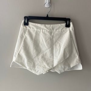 Aqua White Shorts with Pleats and Back Zipper